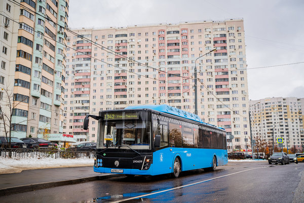 Современный автобус Московского транспорта на пригородном маршруте в жилом районе Подмосковья