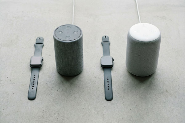 Умные часы и умные колонки на нейтральной поверхности — трейд-ин и обновление потребительской электроники