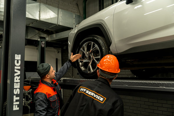 Обслуживание автомобиля на подъёмнике в автосервисе — рост спроса на услуги СТО в новогодние каникулы