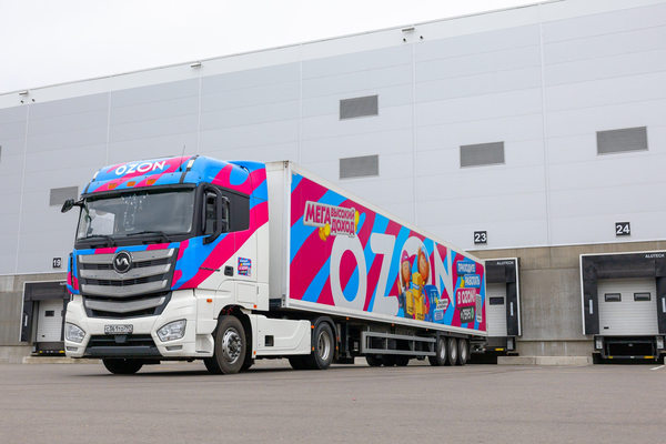 Грузовой автомобиль Ozon у распределительного центра — магистральные перевозки и новая модель расчётов с перевозчиками