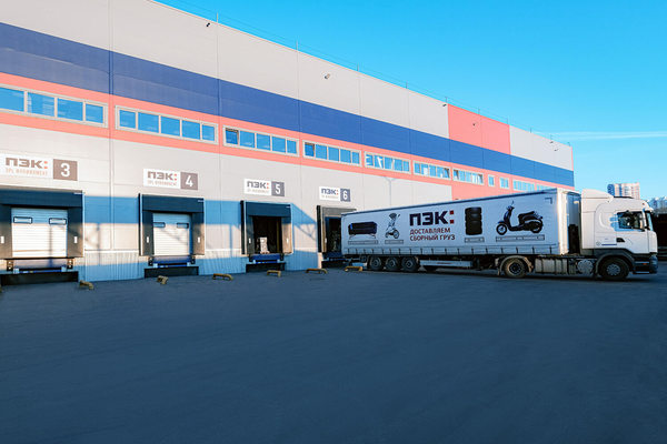 Логистический терминал ПЭК с грузовыми автомобилями — цифровая оптимизация маршрутов и ускорение доставки