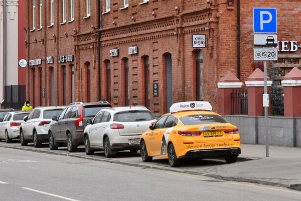 Платная городская парковка в России с припаркованными автомобилями и парковочным знаком