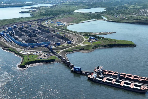 Угольный порт «Остерра» в Хабаровском крае с причалом и судами для экспорта угля в страны Азиатско-Тихоокеанского региона