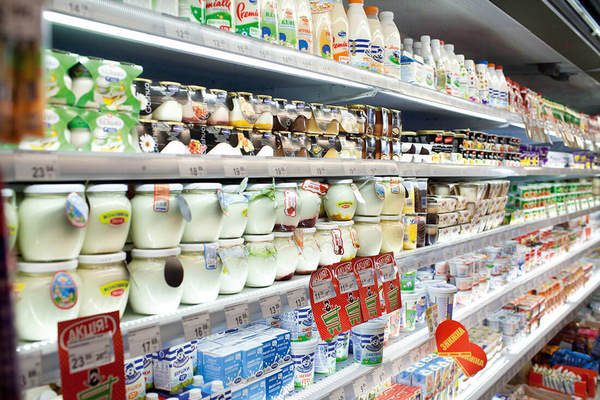 Полка FMCG в российском супермаркете с товарами повседневного спроса и ценниками, отражающая экономию потребителей и изменение структуры спроса