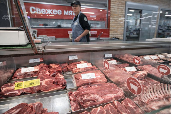 Витрина с мясной продукцией в супермаркете — высокий уровень потребления мяса и неопределённость рынка