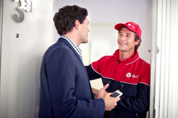 Курьер передаёт заказ клиенту — рост чаевых и нагрузки в предновогодний период доставки