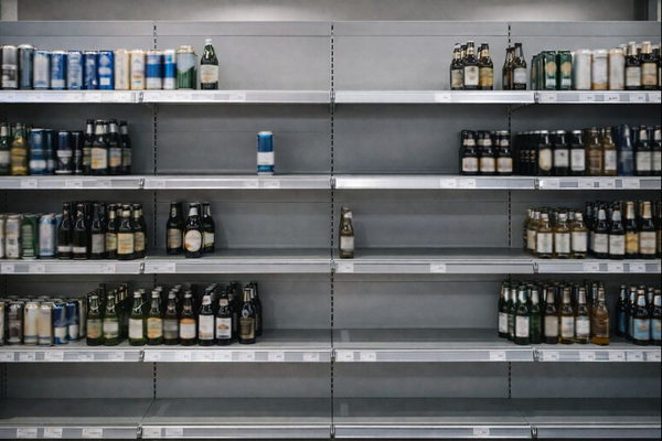 Пустеющая полка с пивом в магазине как визуальный символ снижения продаж пива в России