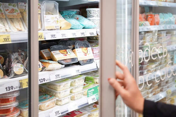 Витрина магазина с готовой едой собственного производства в холодильном шкафу, иллюстрирующая рост спроса на ready-to-eat продукты в сети «Пятёрочка»