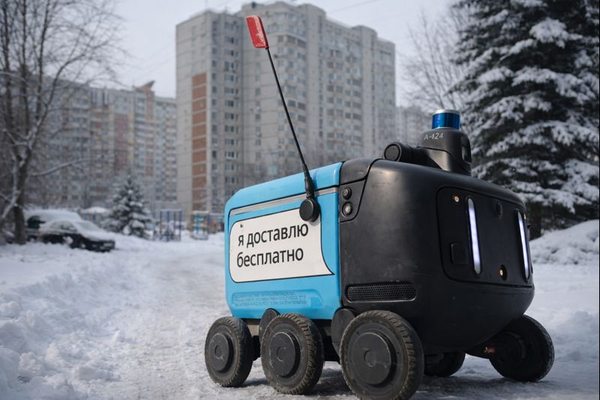 Робот-доставщик на улице жилого района зимой — рободоставка и экономика последней мили в городских условиях