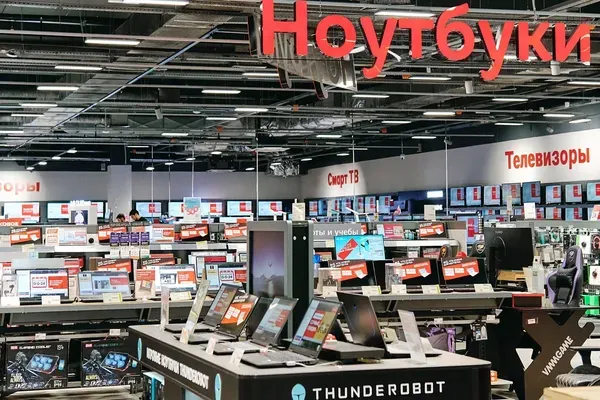 Витрина магазина электроники с ноутбуками — структура спроса на рынке ноутбуков в России
