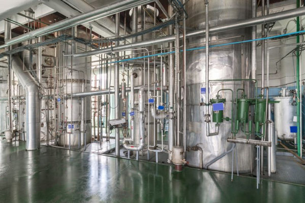 Производственные мощности завода по выпуску этилового спирта как иллюстрация состояния и логистики спиртовой отрасли в России