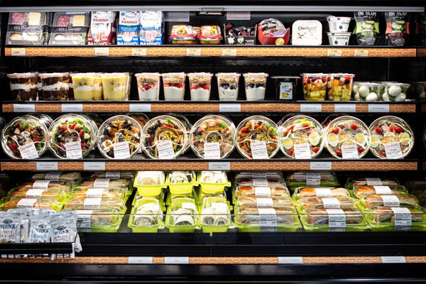 Полка с готовыми блюдами в супермаркете как иллюстрация роста рынка ready-to-eat и смещения спроса в сторону ритейла