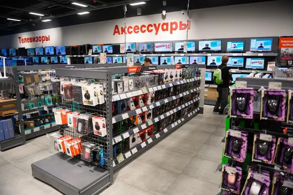 Витрина с мобильными аксессуарами в российском магазине электроники: зарядные устройства, чехлы и защитные стекла для смартфонов