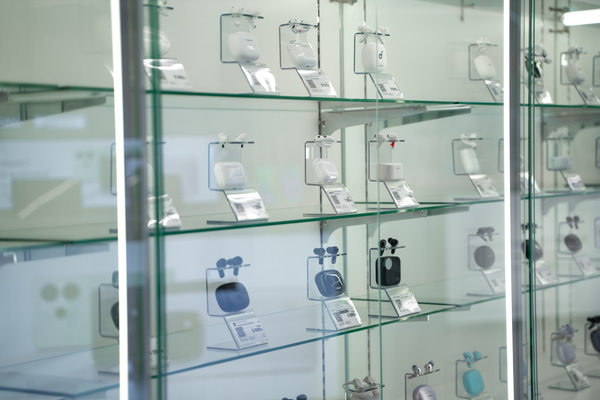 Витрина магазина с наушниками и гарнитурами — рост и структурные изменения рынка потребительской электроники в России