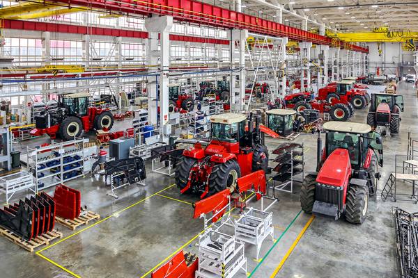 Сборка сельскохозяйственной техники на российском заводе в условиях снижения продаж и инвестиционной паузы в АПК
