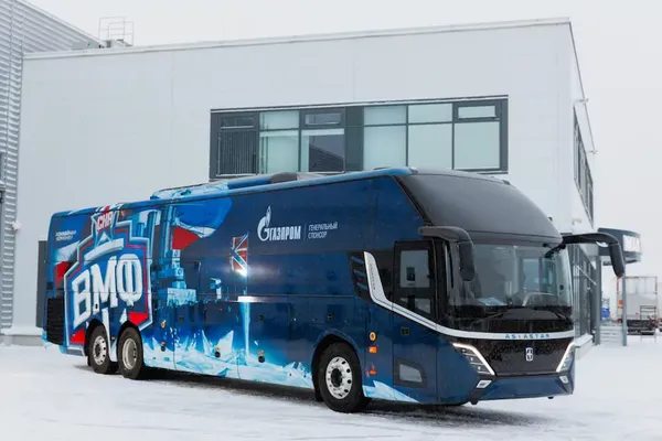 Командный автобус Asiastar X9-3 Advance в фирменной оклейке хоккейного клуба СКА во время передачи техники клубу
