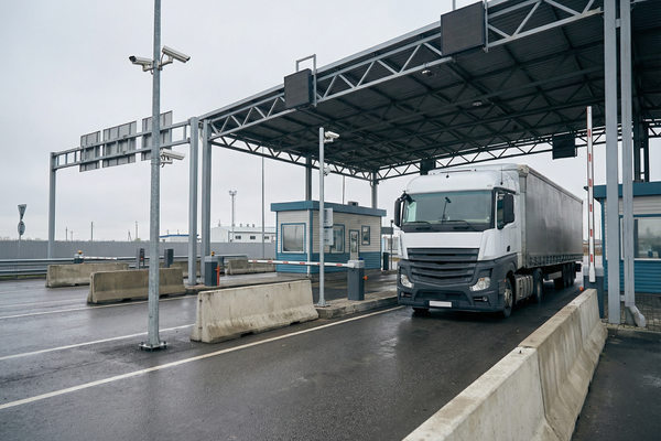 Грузовой автомобиль на пункте контроля при въезде в Россию в рамках внедрения системы СПОТ для борьбы с серым импортом из ЕАЭС
