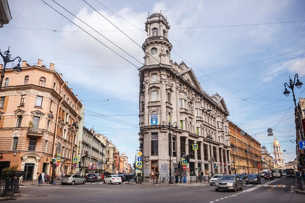 Центральная улица Санкт-Петербурга с исторической застройкой и помещениями стрит-ритейла на первых этажах — иллюстрация трансформации городских торговых коридоров