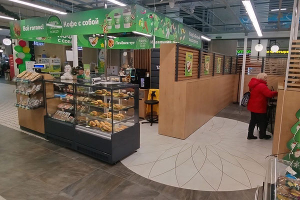 Кофеостров с выпечкой и готовой едой в супермаркете «Супер Лента» в Санкт-Петербурге