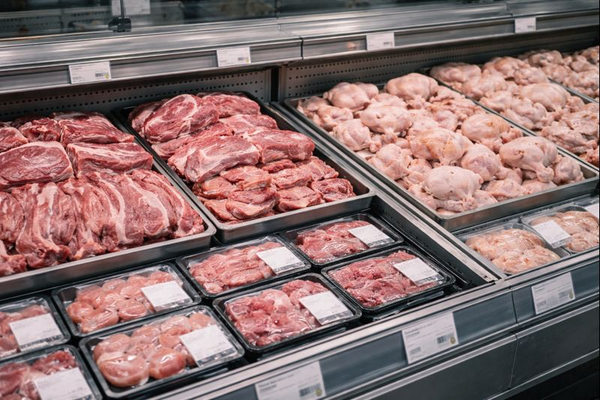 Витрина с охлаждённым мясом: свинина и курица в торговом холодильнике, отражающая ценовое давление и перераспределение спроса на мясном рынке