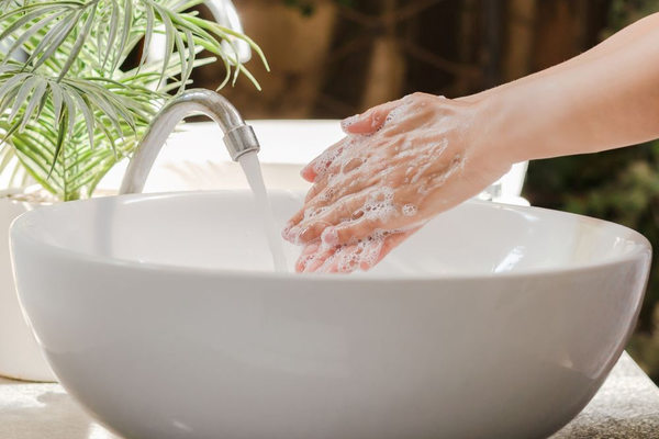 Мытьё рук с ультрамягким мылом-пеной в общественном санузле, иллюстрирующее премиальный подход Tellus к профессиональной гигиене и уходу за кожей