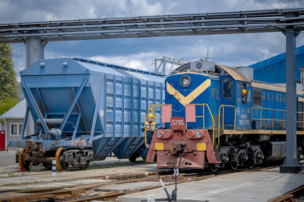 Железнодорожная выгрузка минеральных удобрений на Туапсинском балкерном терминале с использованием локомотива и специализированных вагонов