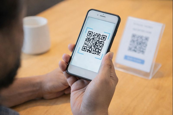 Оплата по QR-коду с помощью смартфона — переход к универсальному QR-коду и изменения в платежной логистике ритейла