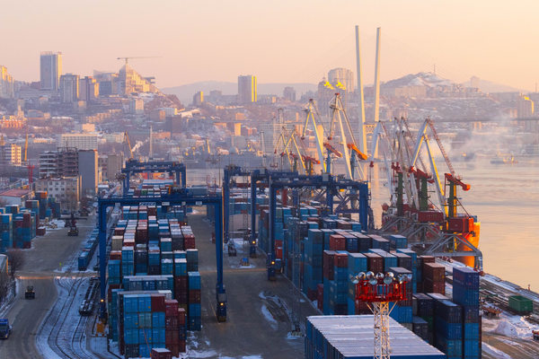 Контейнерный терминал Владивостокского морского торгового порта на рассвете — крупнейший контейнерный порт России по итогам 2025 года