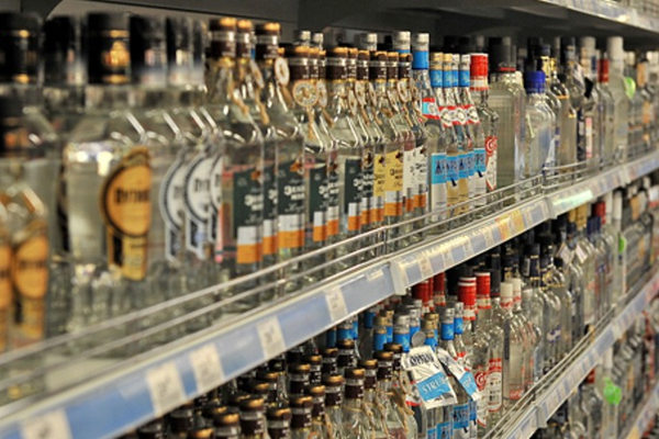 Полка магазина с бутылками водки как отражение консолидации водочного рынка и сокращения ассортимента в ритейле