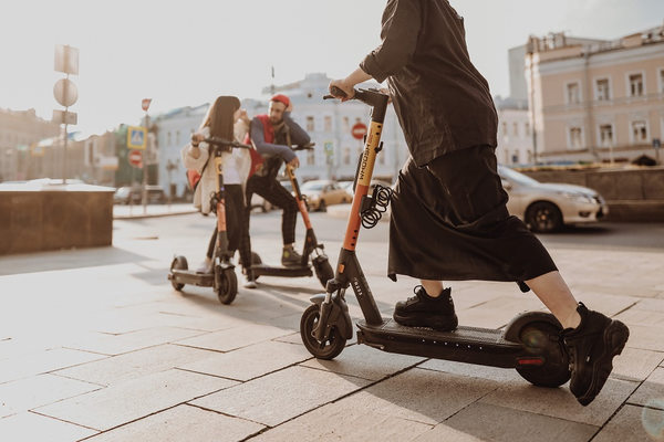 Пользователи электросамокатов в городе как иллюстрация рынка кикшеринга и обсуждаемой консолидации Whoosh и «Юрент»