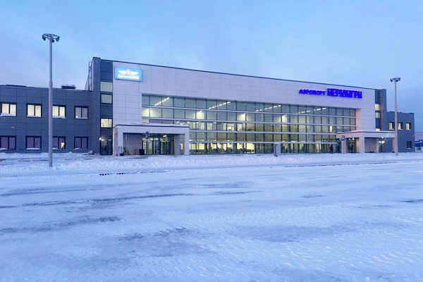 Здание нового терминала аэропорта Нерюнгри зимой, Республика Саха (Якутия)