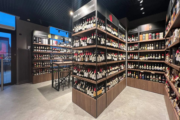 Витрина винного магазина в преддверии 23 февраля и 8 марта — сезонный спрос на алкоголь в подарок