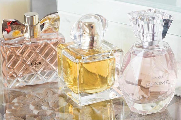 Флаконы парфюмерии Avon на витрине — иллюстрация к статье о покупке Avon группой «Арнест Юнирусь» и влиянии сделки на рынок косметики в России
