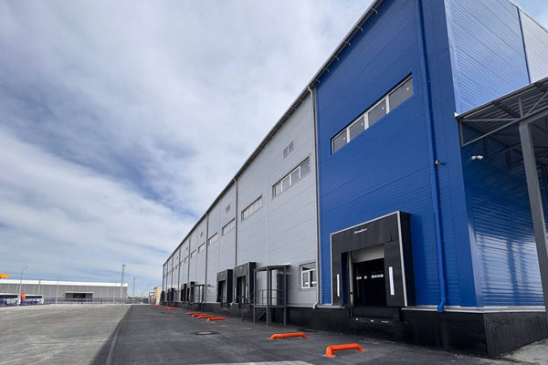 Современный складской комплекс Mirel в Алматинской области с доковыми воротами и зоной разгрузки для дистрибуции автозапчастей