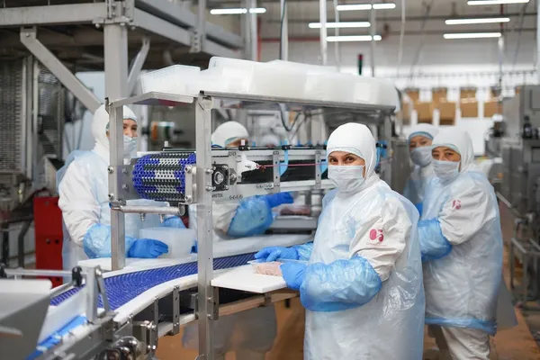 Сотрудники мясоперерабатывающего предприятия «Черкизово» на производственной линии упаковки продукции