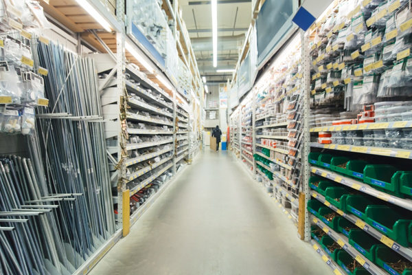 Торговый зал DIY-магазина со стеллажами стройматериалов и комплектующих на фоне замедления рынка товаров для ремонта