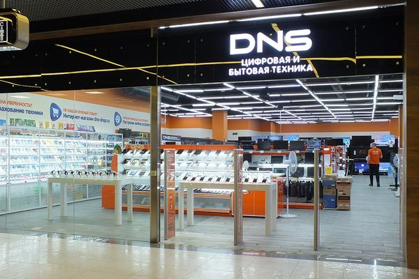 Магазин DNS цифровой и бытовой техники в торговом центре — один из крупнейших ритейлеров электроники в России