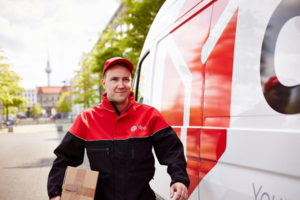 Курьер DPD доставляет отправление в торговый центр, демонстрируя сервис логистики «последних метров» для розничных точек