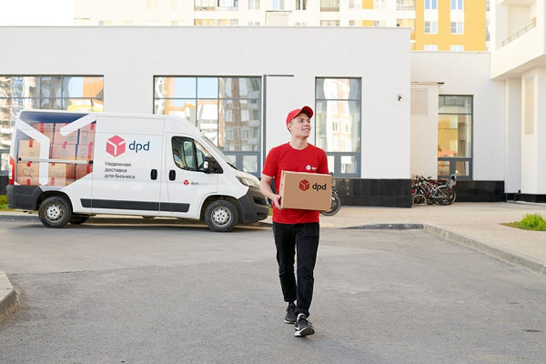 Курьер DPD с посылкой у жилого дома — интервальная доставка с выбором времени получения