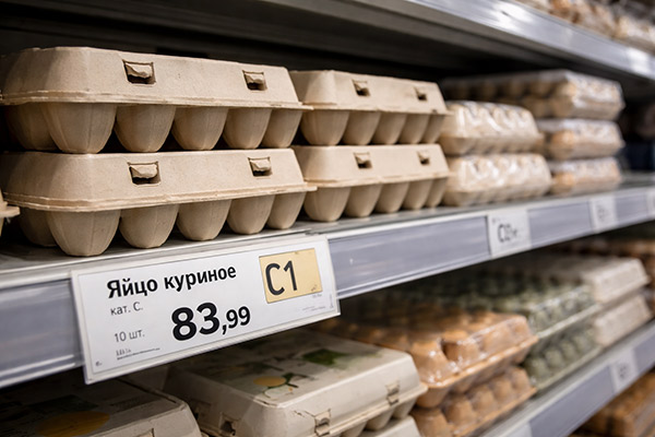 Полка супермаркета с яйцами категории С1 и ценником в рублях — иллюстрация роста оптовых цен перед Пасхой и Масленицей