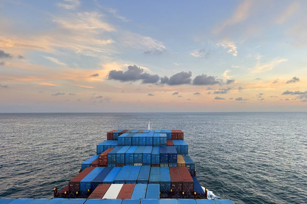 Контейнеровоз FESCO с гружёными контейнерами в море, отражающий рост вместимости линии FIL-W на маршруте Индия—ОАЭ—Новороссийск