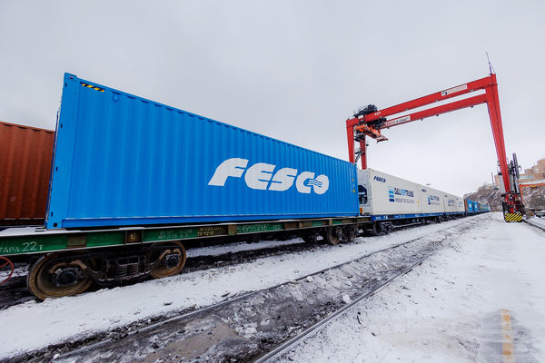 Контейнерный поезд FESCO в ВМТП под козловым краном — рекордные ж/д отправки 6767 TEU за неделю