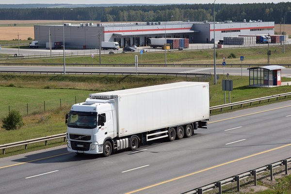 Грузовой автомобиль на федеральной трассе у логистического терминала — рынок автоперевозок и региональная логистика в России