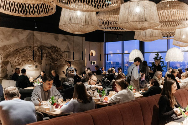 Интерьер ресторана «Хочу Пури» в ТРЦ Columbus с гостями в зале, иллюстрирующий роль гастрономических брендов как точек притяжения трафика