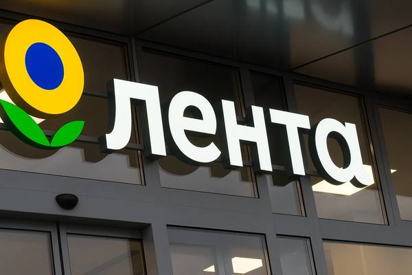 Вывеска торговой сети «Лента» на входе в магазин как символ масштабирования ритейла и управления логистикой