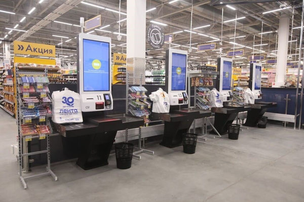 Кассовая зона супермаркета Лента как элемент торговой инфраструктуры продуктового ритейла в жилом районе