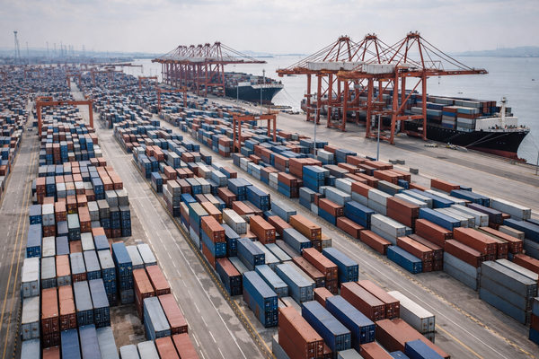 Контейнерный терминал в Китае с морскими кранами и контейнерами — международная логистика и импорт грузов в Россию