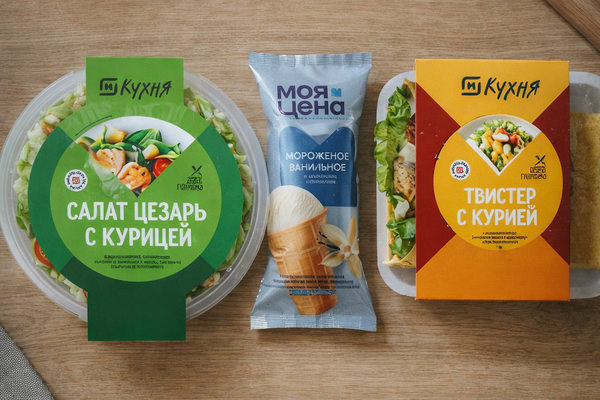 Обновлённая упаковка продуктов собственных торговых марок «М Кухня» и «Моя Цена» сети «Магнит» на полке, демонстрирующая новый дизайн и визуальную навигацию