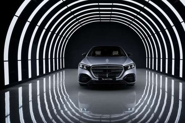 Флагманский седан Mercedes-Benz S-Класса в футуристическом световом пространстве, символизирующем новые технологии и высокий уровень безопасности