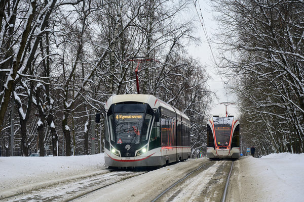 Современные трамваи на городском маршруте зимой в Москве, иллюстрирующие рост пассажиропотока и развитие экологичного наземного транспорта